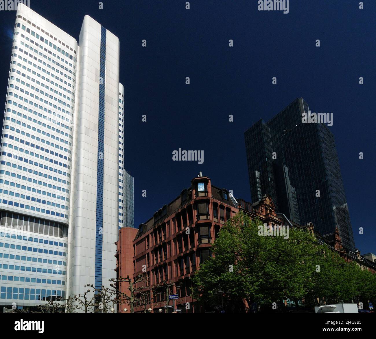 Wolkenkratzer überragt die Wilhelminische Architektur im Finanzdistrikt in Frankfurt Hessen an Einem schönen Frühlingstag mit Einem klaren blauen S Stockfoto