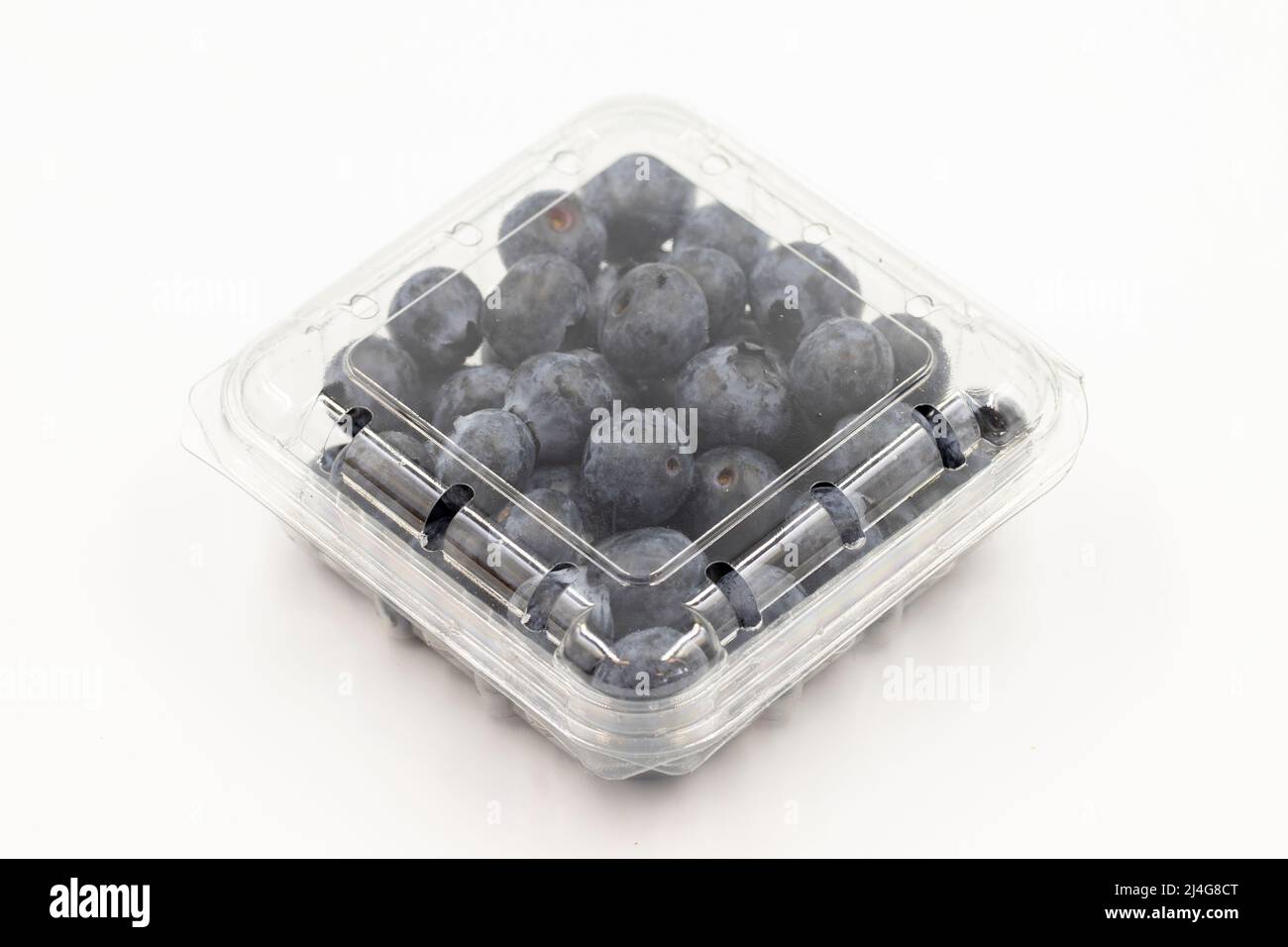 Verpackte Heidelbeeren auf weißem Hintergrund. Verpackte Heidelbeeren zum Verkauf am Marktstand. Nahaufnahme Stockfoto