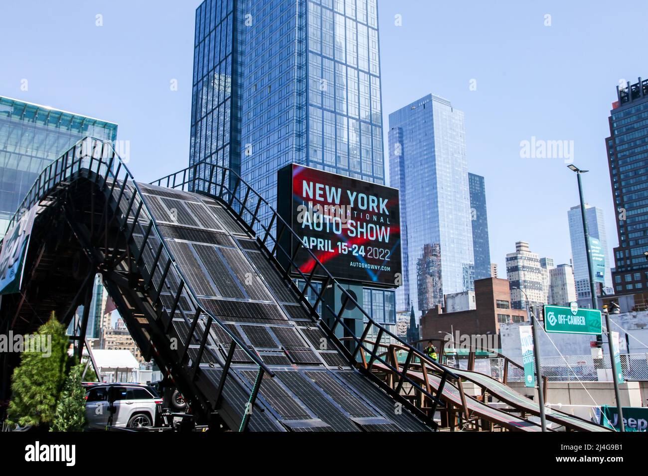 NEW YORK, NY, USA - 13. APRIL 2022: Jeep Camp vor dem Javits Center am NYIAS Press Day 1 erste Show nach 2019 Stockfoto