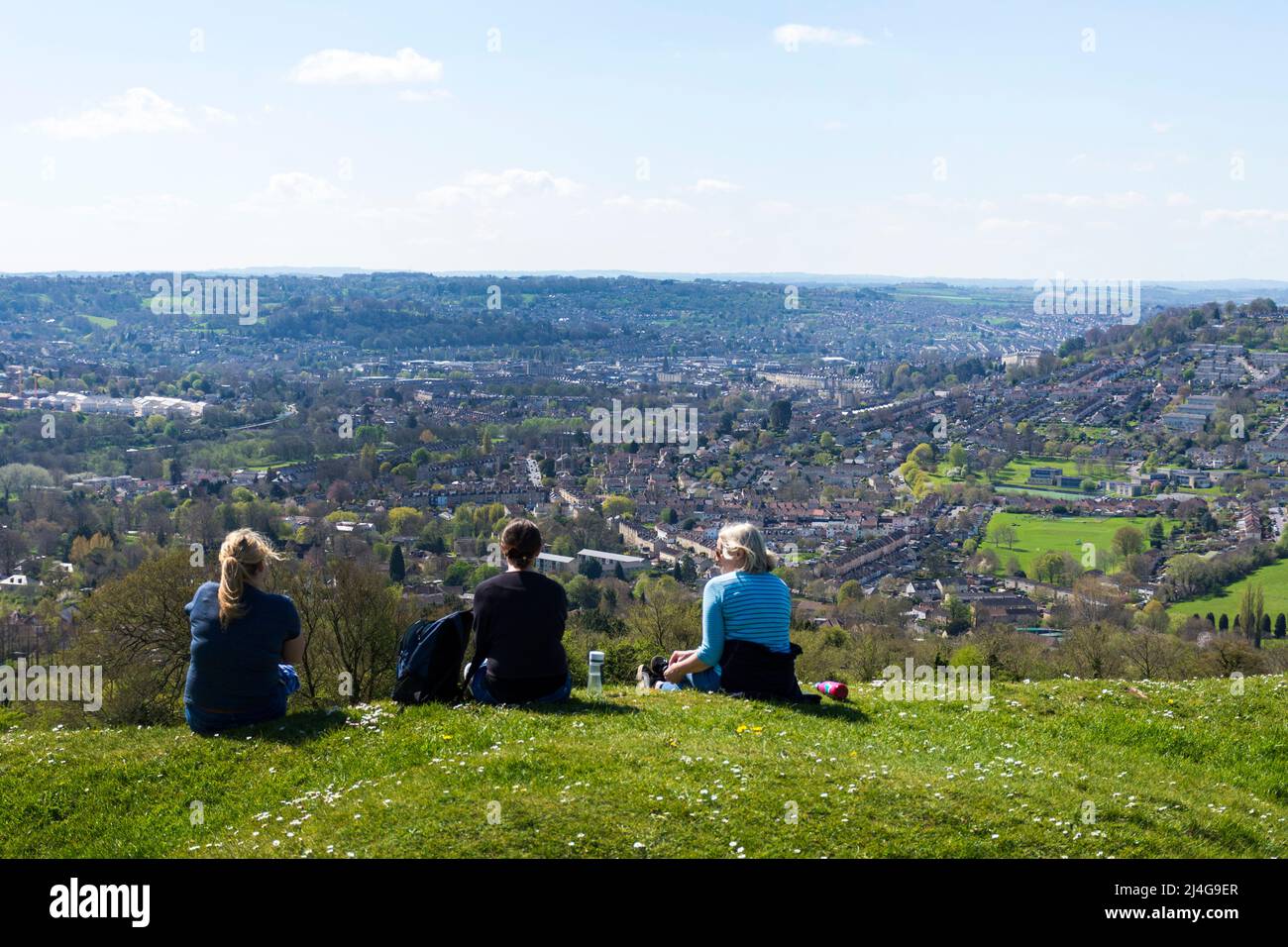 Batheaston, Somerset, UK Wetter. 15.. April 2022. An einem schönen sonnigen Tag bewundern die Menschen auf Little Solsbury Hill die Aussicht auf Bath Spa. Der ehemalige Festung-Hügel aus der Eisenzeit wurde durch den Peter Gabriel-Hit „Solsbury Hill“ berühmt. Stockfoto Batheaston, Somerset, UK Wetter. 15.. April 2022. An einem schönen sonnigen Tag bewundern die Menschen auf Little Solsbury Hill die Aussicht auf Bath Spa. Der ehemalige Festung-Hügel aus der Eisenzeit wurde durch den Peter Gabriel-Hit „Solsbury Hill“ berühmt. Stockfoto