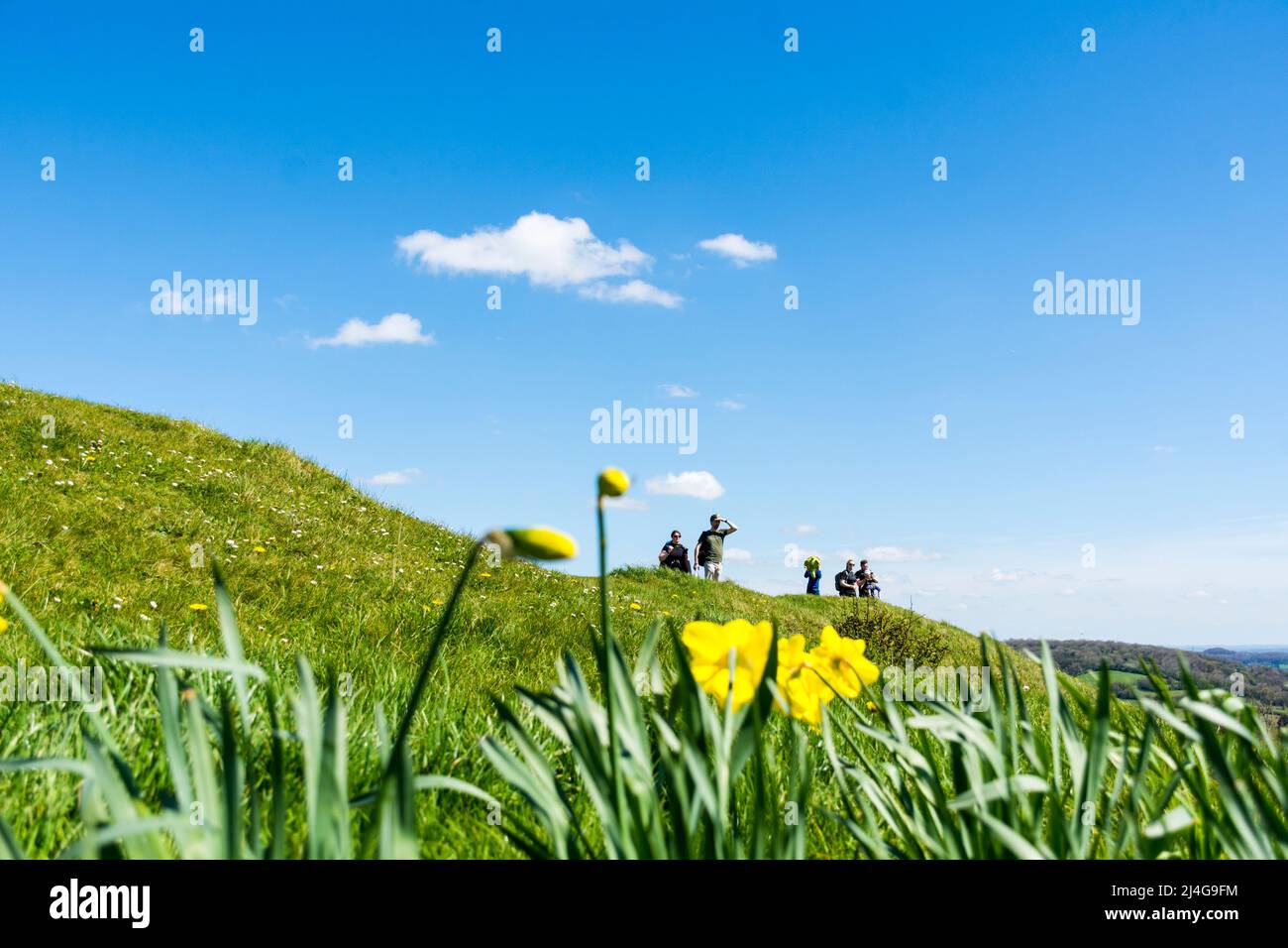 Batheaston, Somerset, UK Wetter. 15.. April 2022. An einem schönen sonnigen Tag bewundern die Menschen auf Little Solsbury Hill die Aussicht auf Bath Spa. Der ehemalige Festung-Hügel aus der Eisenzeit wurde durch den Peter Gabriel-Hit „Solsbury Hill“ berühmt. Stockfoto Batheaston, Somerset, UK Wetter. 15.. April 2022. An einem schönen sonnigen Tag bewundern die Menschen auf Little Solsbury Hill die Aussicht auf Bath Spa. Der ehemalige Festung-Hügel aus der Eisenzeit wurde durch den Peter Gabriel-Hit „Solsbury Hill“ berühmt. Stockfoto