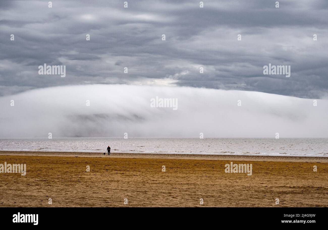 Eine seltsame Wolkenformation, die auf dem Küstenort namens Brean Down, Somerset, sitzt. Stockfoto