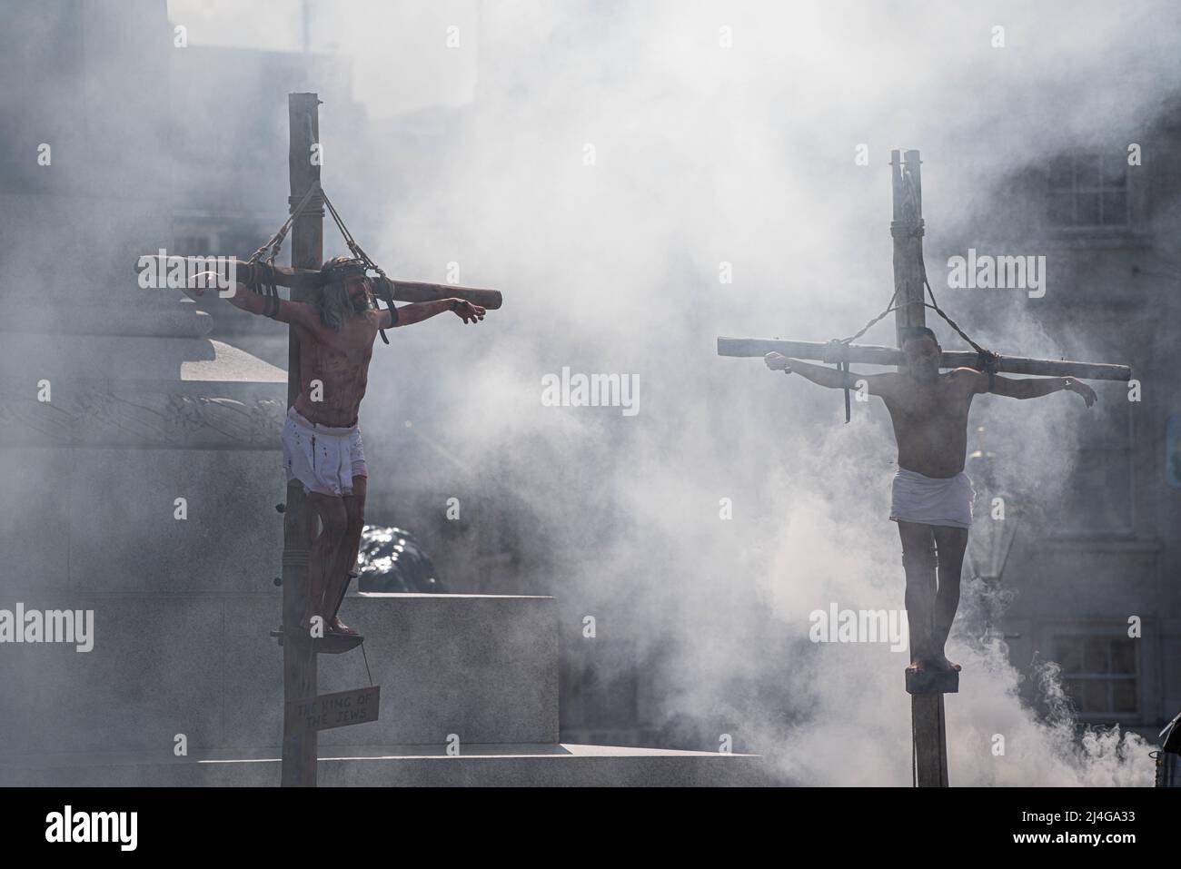 LONDON, GROSSBRITANNIEN. 15 April, 2022 . Die Passion of Jesus wird von der Wintershall Company präsentiert, wobei James Burke-Dunsmore am Karfreitag vor großen Menschenmengen auf dem Trafalgar Square zum letzten Mal Jesus spielt. Die Passion Jesu gibt eine Darstellung der letzten Tage von Jesus Christus, die zu seiner Verhaftung und Kreuzigung führen. Kredit: amer ghazzal/Alamy Live Nachrichten Stockfoto