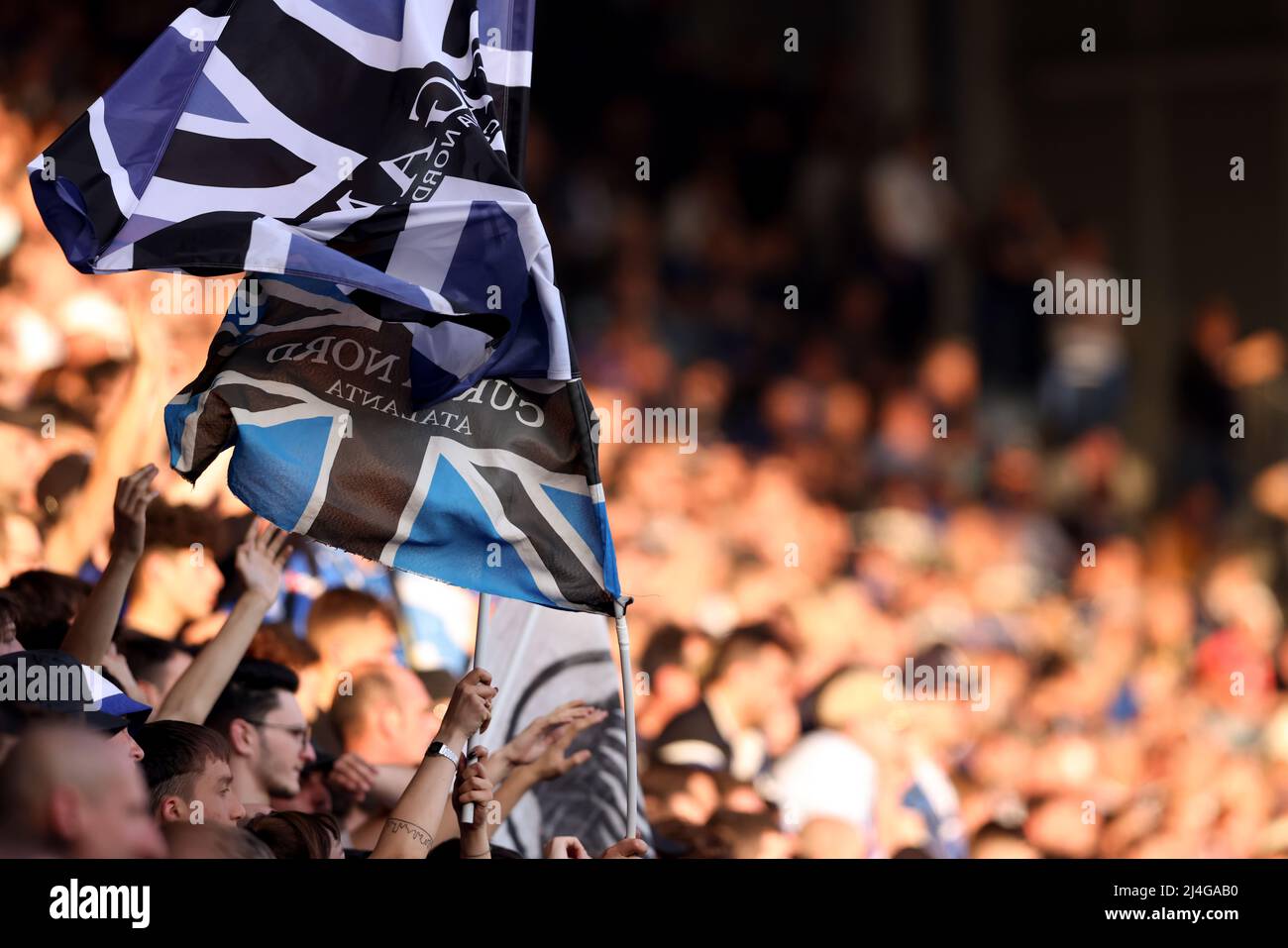 Bergamo, Italien, 14.. April 2022. Atalanta-Fans winken während des Spiels der UEFA Europa League im Gewiss Stadium in Bergamo Flaggen. Bildnachweis sollte lauten: Jonathan Moscrop / Sportimage Stockfoto