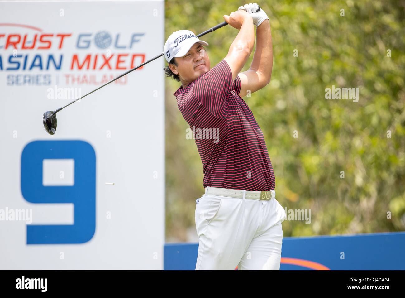 PATTAYA THAILAND - 14. APRIL: Sihwan Kim aus den Vereinigten Staaten schlägt am 9. 14. April 2022 in Pattaya, Thailand, beim zweiten Lauf der Trust Golf Asian Mixed Stableford Challenge auf dem Siam Country Club Waterside Course ab. (Foto von Orange Picturs) Stockfoto