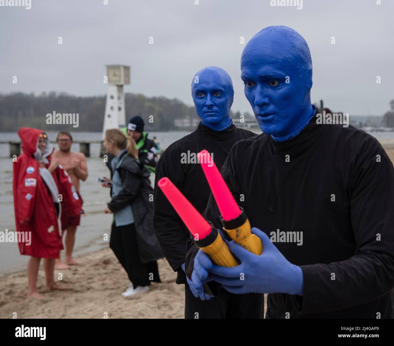 Berlin, Deutschland. 15. April 2022. Auch die Blue man Gruppe war unter den Gästen beim Baden im lido Wannsee. Zum ersten Mal seit 2019 öffnet das Strandbad Wannsee am Karfreitag wieder. Quelle: Paul Zinken/dpa/Alamy Live News Stockfoto