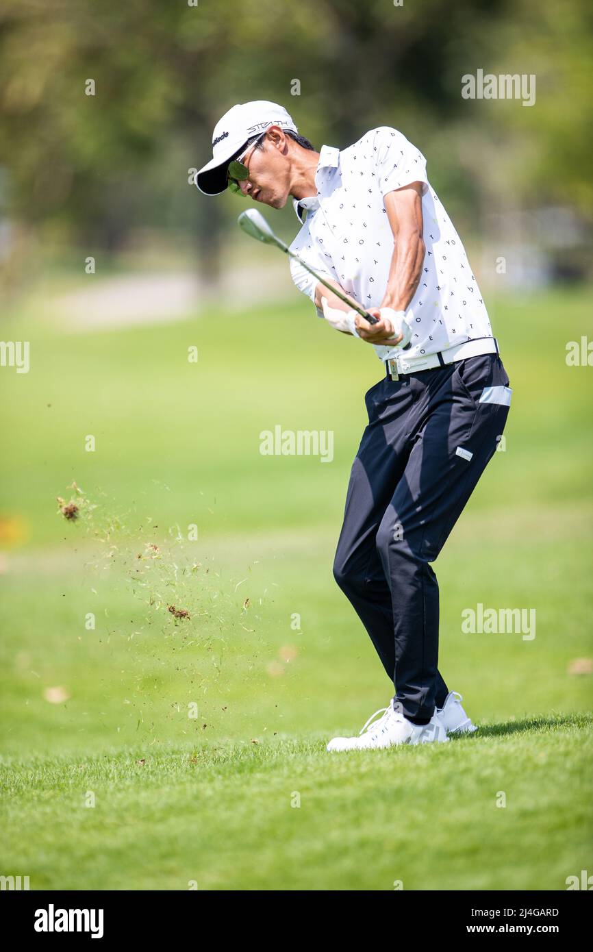 PATTAYA THAILAND - 14. APRIL: Chang Wei-lun aus dem chinesischen Taipeh spielt während der zweiten Runde der Trust Golf Asian Mixed Stableford Challenge am Siam Country Club Waterside Course am 14. April 2022 in Pattaya, Thailand, einen Schuss auf das 10.-Loch. (Foto von Orange Picturs) Stockfoto