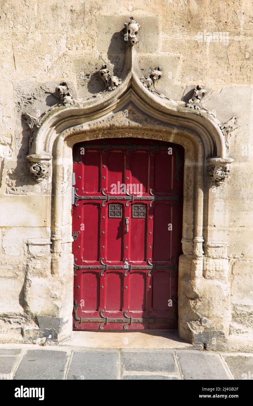 Alte Eingangstür des 'Musée de Cluny' mit den geschnitzten Steinbögen (Cluny Museum, Nationalmuseum des Mittelalters) - Hôtel de Cluny - Paris Stockfoto