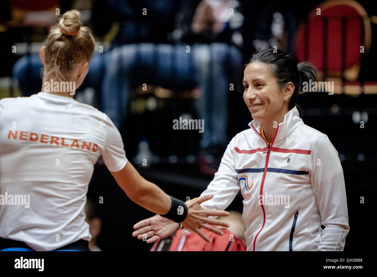 DEN Bosch -Aranxta Rus (Niederlande) und Trainerin Elise Tamaela im Einzelspiel der Qualifikationsrunde des Billie Jean King Cup. Die niederländischen Tennisspieler werden zwei Tage lang gegen Spanien spielen, in der Hoffnung, die Qualifikation zu erreichen. ANP SANDER KING Stockfoto