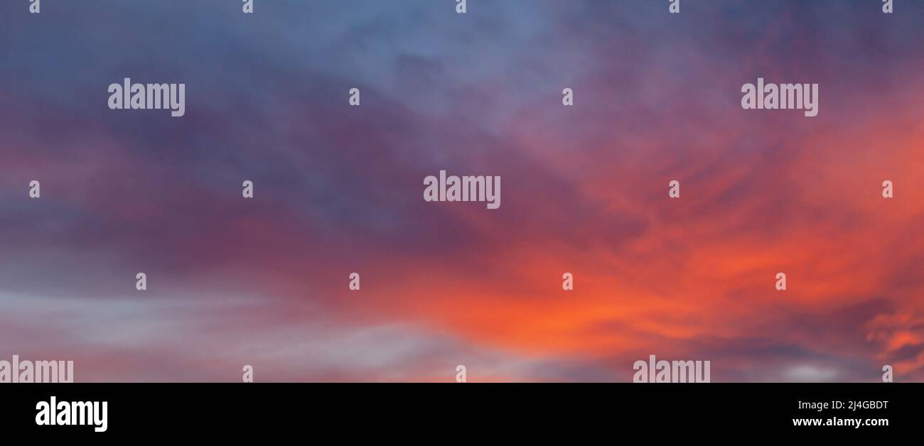 Glühender Himmel in der Abenddämmerung an einem Sommerabend. Banner, Panorama. Stockfoto