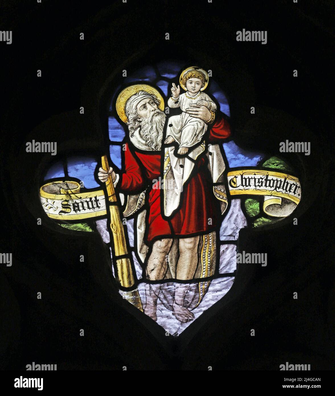 Detail eines Buntglasfensters von Burlison & Grylls, das den Heiligen Christopher zeigt, der Jesus über den Bach trägt, St. Marienkirche, Snettisham, Nein Stockfoto