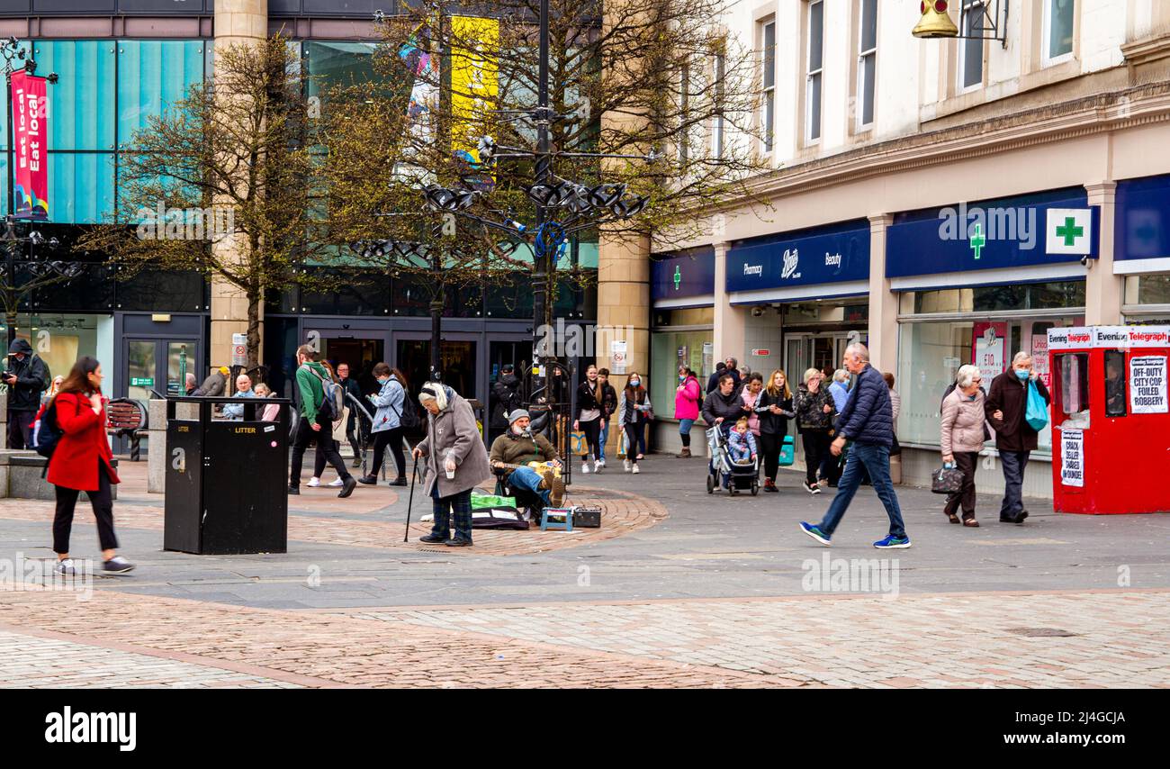 Dundee, Tayside, Schottland, Großbritannien. 15. April 2022. UK Wetter: An einem kühlen und bewölkten Frühlingsmorgen erreichten die Temperaturen in Nordostschottland 10 Grad. Aufgrund des kalten und bewölkten Wetters haben sich einige Einheimische entschieden, im Stadtzentrum von Dundee einkaufen zu gehen. Kredit: Dundee Photographics/Alamy Live Nachrichten Stockfoto