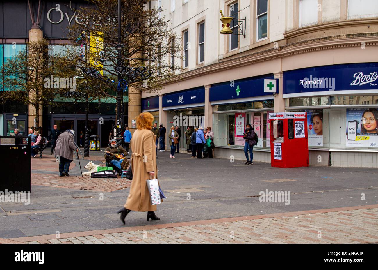 Dundee, Tayside, Schottland, Großbritannien. 15. April 2022. UK Wetter: An einem kühlen und bewölkten Frühlingsmorgen erreichten die Temperaturen in Nordostschottland 10 Grad. Aufgrund des kalten und bewölkten Wetters haben sich einige Einheimische entschieden, im Stadtzentrum von Dundee einkaufen zu gehen. Kredit: Dundee Photographics/Alamy Live Nachrichten Stockfoto