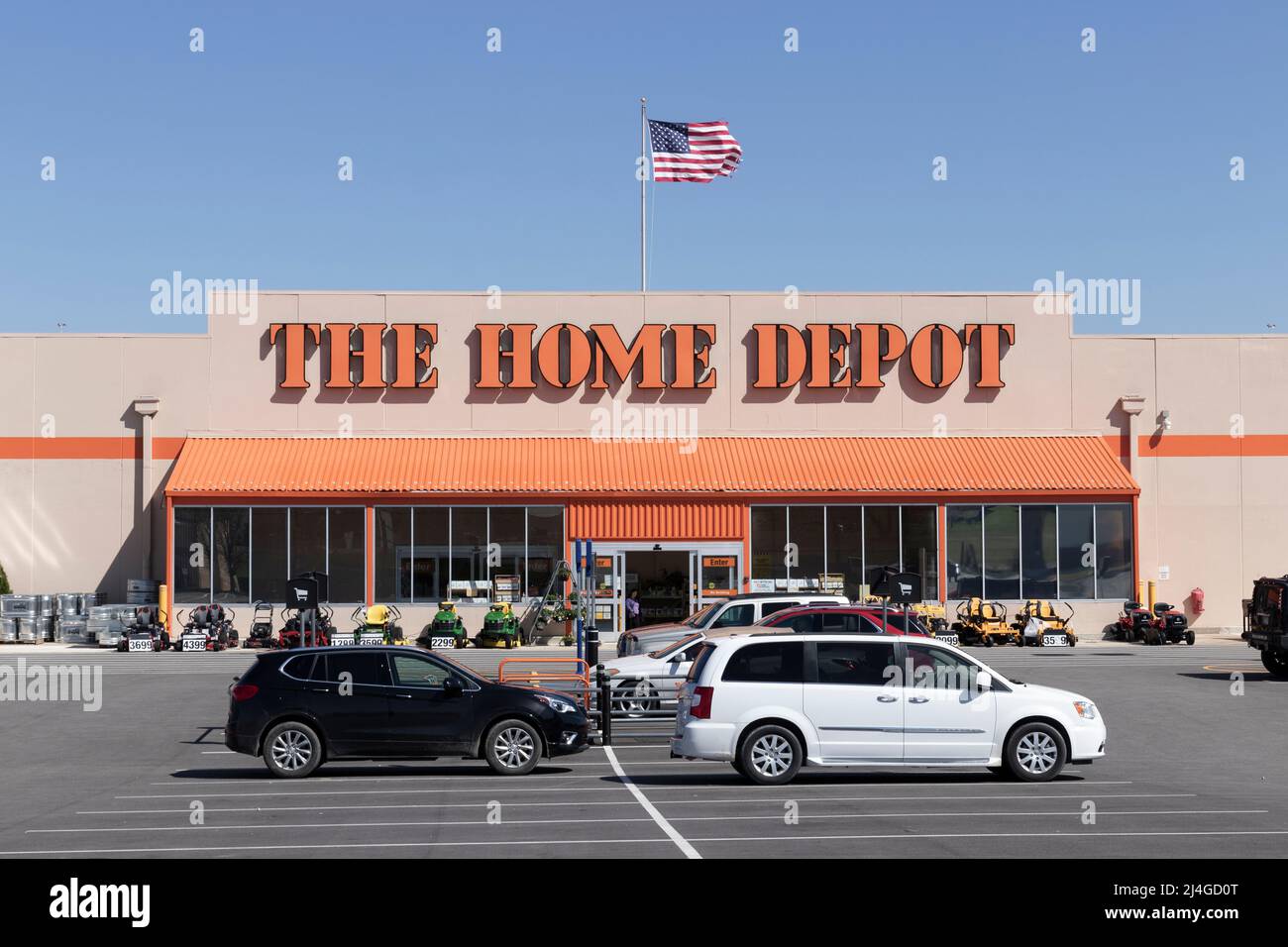 Logansport - ca. April 2022: Home Depot Standort mit amerikanischer Flagge. Home Depot ist der größte Einzelhändler für Heimwerkerbedarf in den USA. Stockfoto