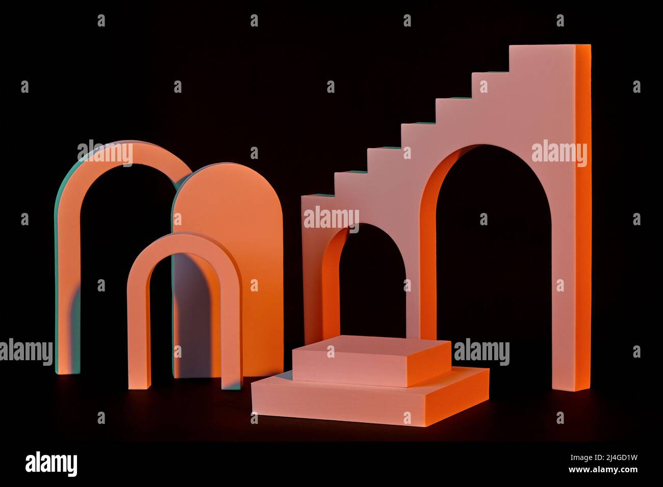 Produktvitrine Podium mit zweistufiger quadratischer Korallenplattform, Bögen, Treppe auf schwarz Stockfoto