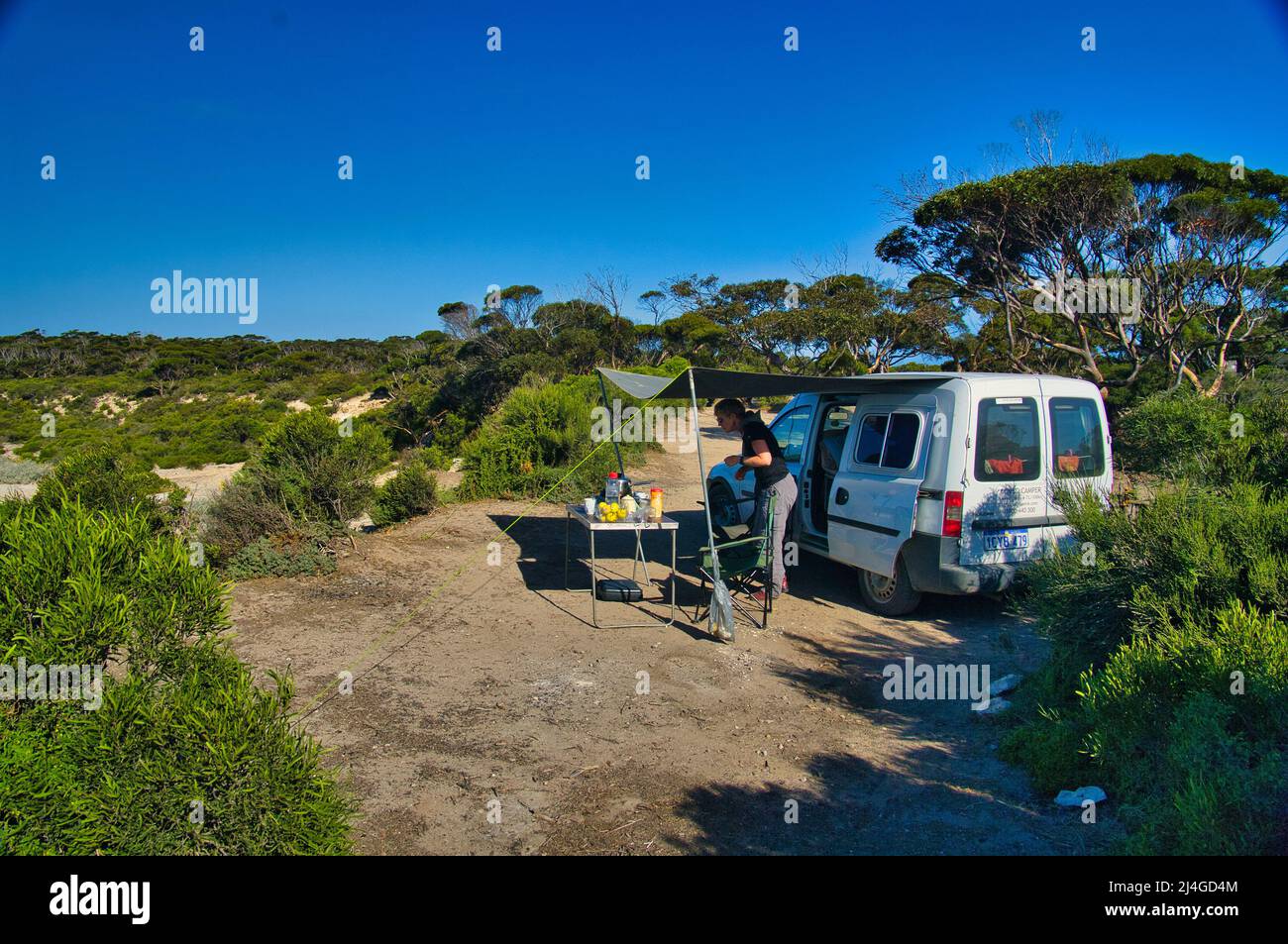 Malerischer Campingplatz mit kleinem Wohnmobil im Busch des Lincoln National Park, Eyre Peninsula, Südaustralien. Stockfoto