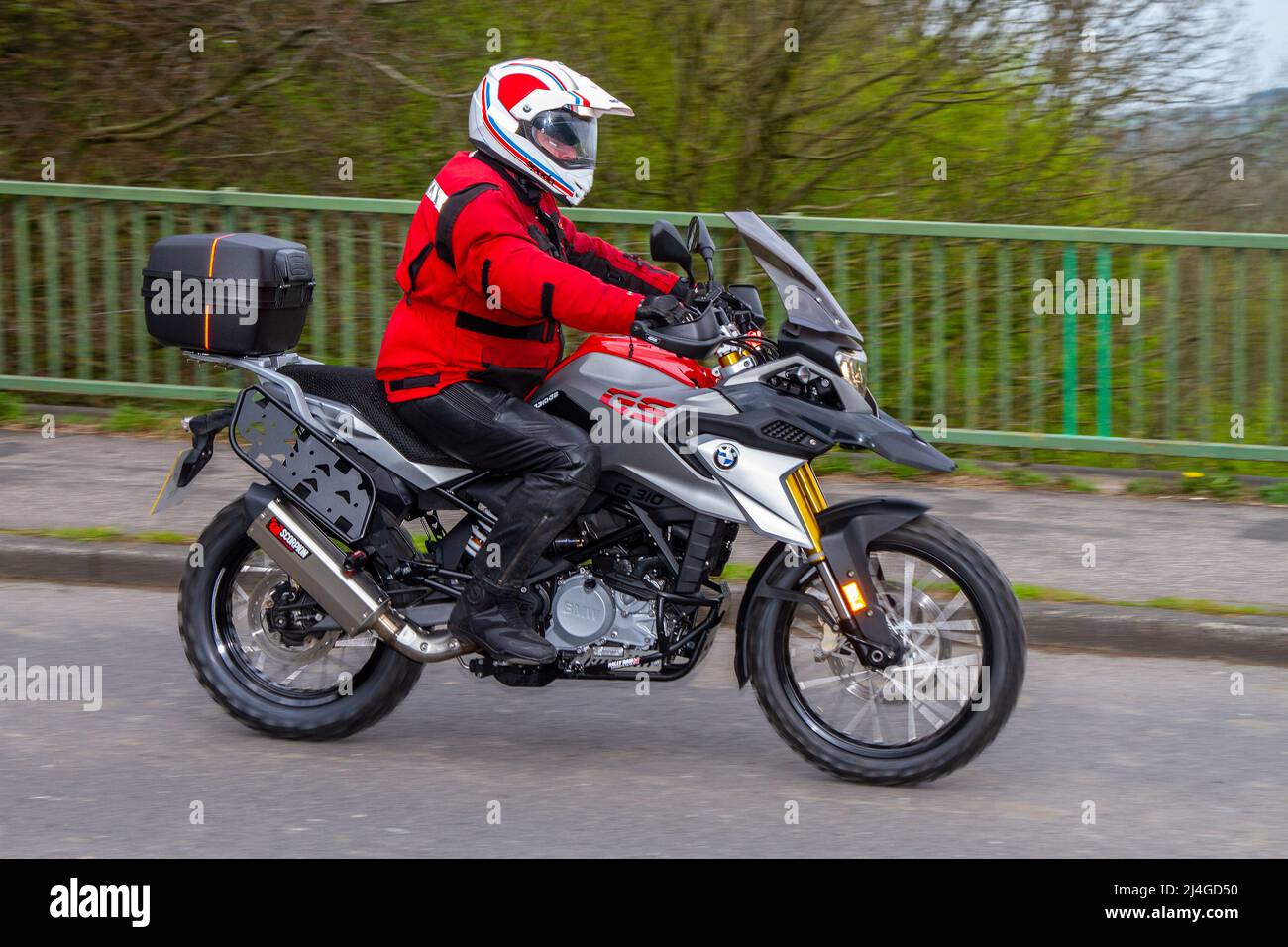 2017 BMW GS 310 Touring Motorrad 313cc; Überquerung der Autobahnbrücke bei Manchester, Großbritannien Stockfoto