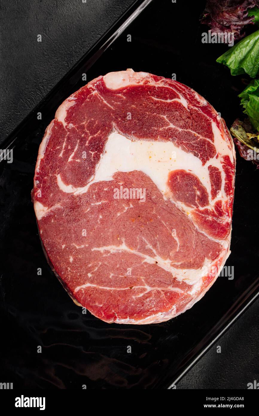 Stück rohes marmoriertes Rindersteak Stockfoto