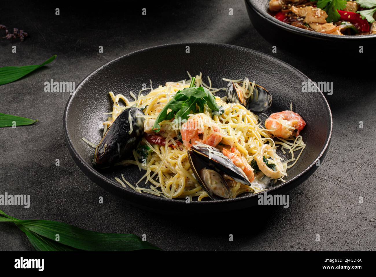 Schüssel mit Gourmet-Meeresfrüchte-Pasta Stockfoto