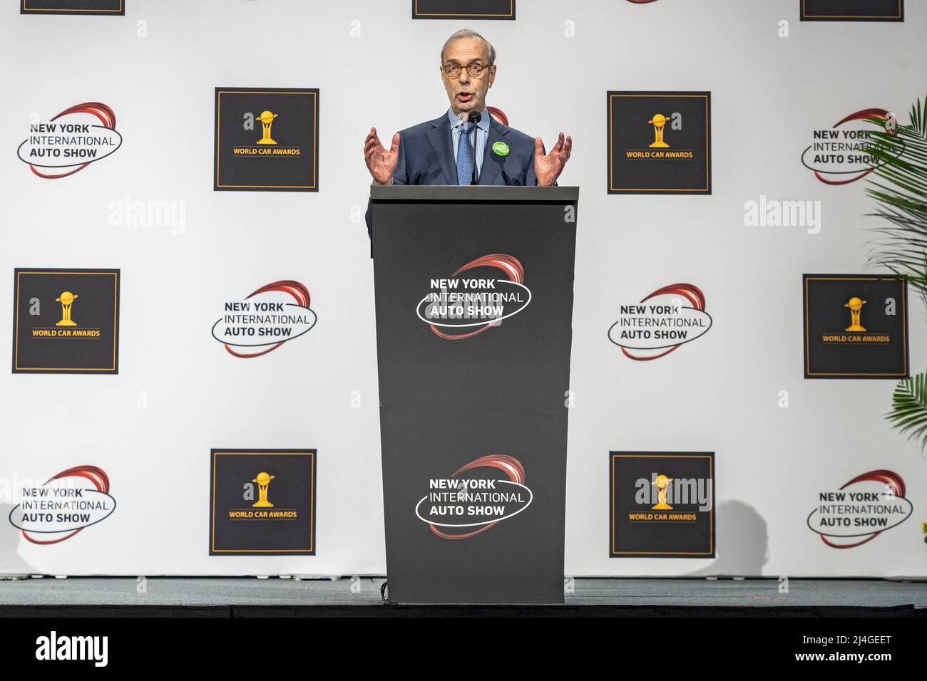 Mark Scheinberg, Präsident der Greater New York Automobile Dealers Association, nimmt an der Pressekonferenz zur International Auto Show im Jacob Javits Convention Center in New York City Teil. Der NYIAS kehrt zurück, nachdem er wegen der Covid-19-Pandemie für zwei Jahre abgesagt wurde. (Foto von Ron Adar / SOPA Images/Sipa USA) Stockfoto