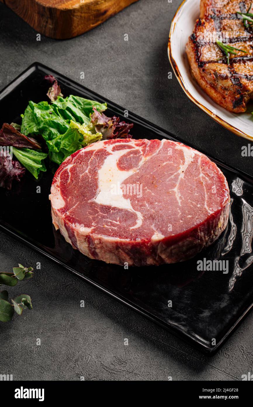 Stück rohes marmoriertes Rindersteak Stockfoto