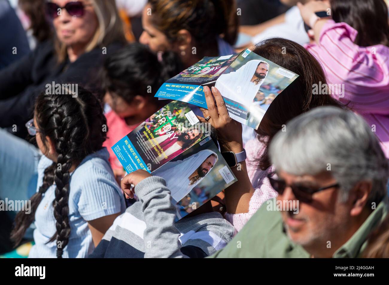 London, Großbritannien. 15. April 2022. Wetter in Großbritannien - die Menschen beobachten, wie die Passion Jesu in der Sonne auf dem Trafalgar Square aufgeführt wird, wenn die Temperatur in der Hauptstadt 22C erreicht. Kredit: Stephen Chung / Alamy Live Nachrichten Stockfoto