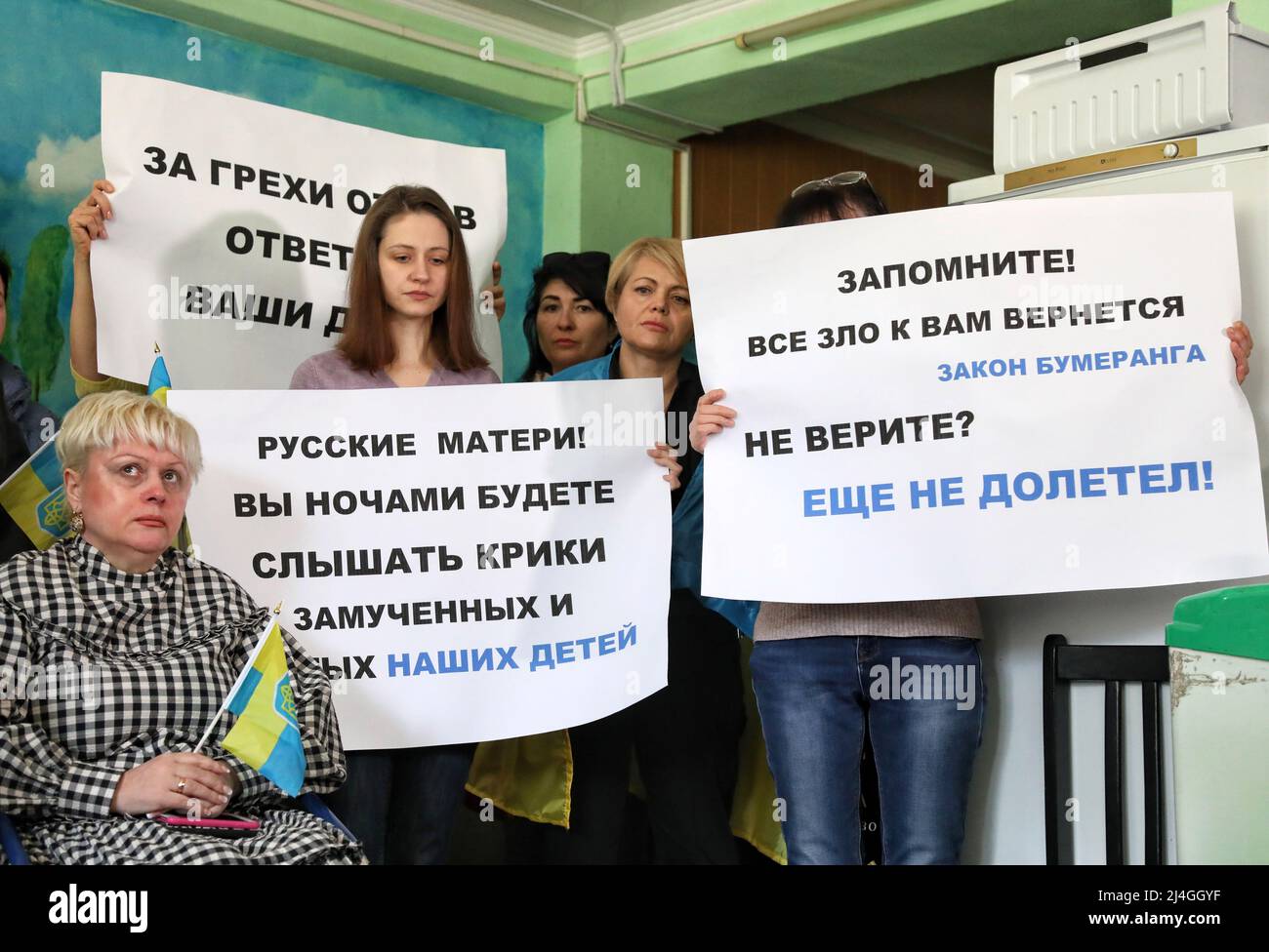 ODESA, UKRAINE - 15. APRIL 2022 - Frauen halten Plakate, als sie russische Mütter aufrufen, die russische Invasion in Odesa, Südukraine, zu stoppen. Stockfoto