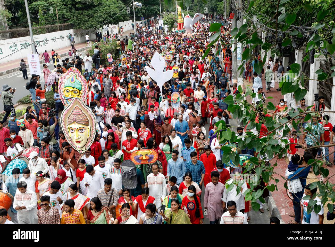 Dhaka, Bangladesch - 14. April 2022: Menschen aus Bangladesch besuchen Mangal Shobhajatra, eine Kundgebung zur Feier des bengalischen Neujahrs oder „Pohela Boishakh“ Stockfoto