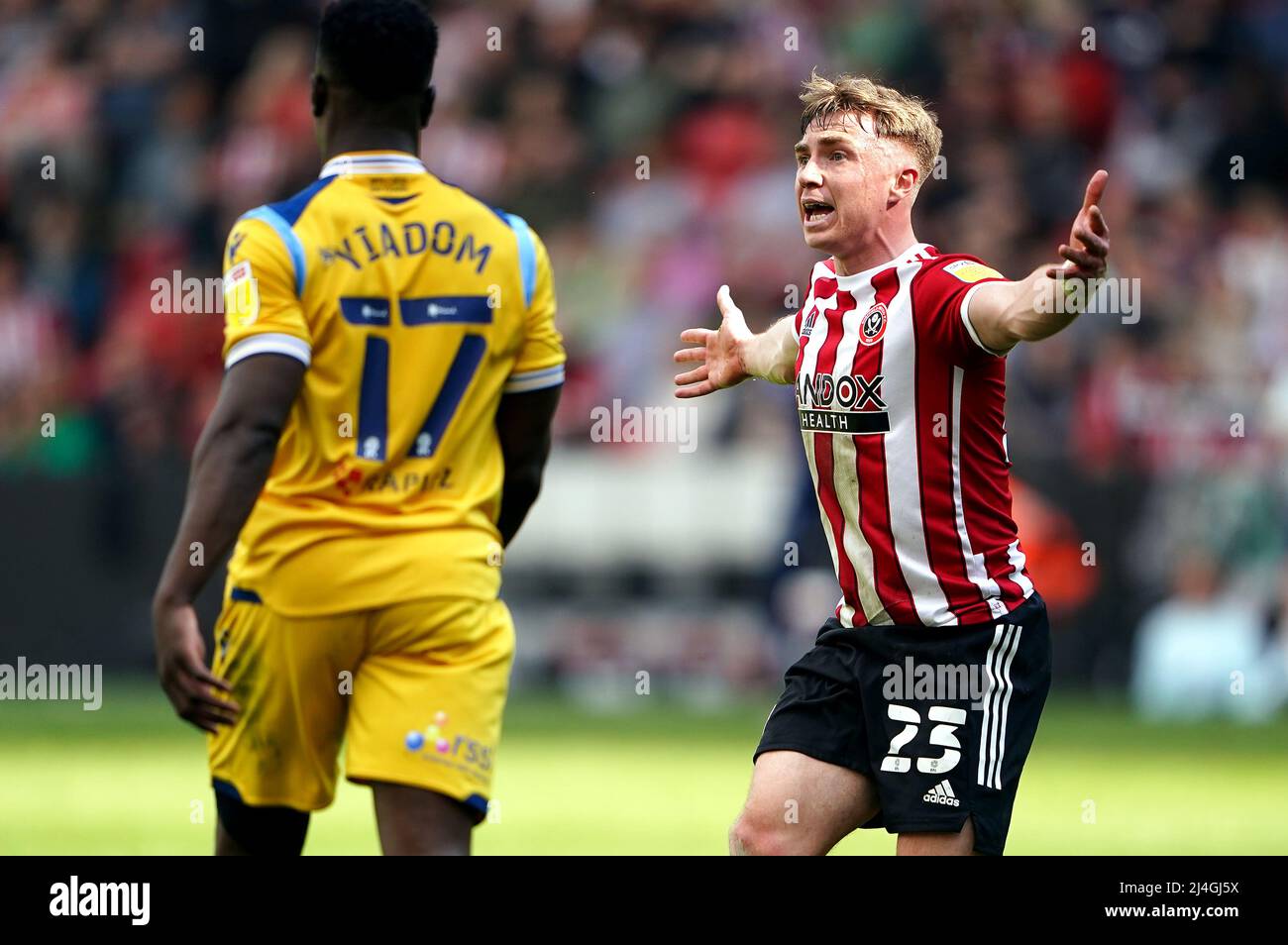 Ben Osborn von Sheffield United (rechts) reagiert während des Spiels der Sky Bet Championship in der Bramall Lane, Sheffield. Bilddatum: Freitag, 15. April 2022. Stockfoto