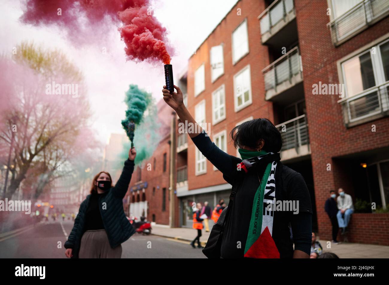 London, Großbritannien. 14. April 2022. Demonstranten halten während der Demonstration Rauchfackeln vor dem Innenbüro fest. Der Protest wurde von Women for Refugee Women organisiert und tritt gegen Rassismus gegen den jüngsten Plan des Innenministeriums ein, wonach Asylsuchende in Großbritannien nach Ruanda transportiert und dort festgehalten werden könnten. Kredit: SOPA Images Limited/Alamy Live Nachrichten Stockfoto