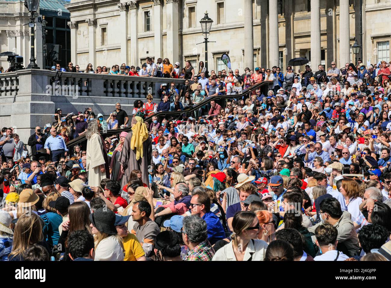 Trafalgar Square, London, Großbritannien. 15. April 2022. Jesus geht durch die Menge. Beim jährlichen Stück „Passion of Jesus“ bringen rund hundert Wintershall-Spieler ihre Darstellung der letzten Tage Jesu zum christlichen Karfreitag auf den Trafalgar Square. Das schöne, sonnige Wetter macht den Platz zu einer vollen Zuschauerfluge. Kredit: Imageplotter/Alamy Live Nachrichten Stockfoto