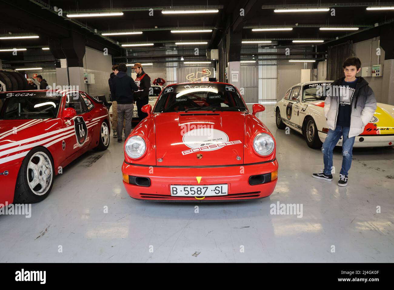 Porsche 911 Rennwagen in Team-Garage am historischen Rennevent Espiritu de Montjuic auf dem Circuit de Catalonia in Barcelona, Spanien am 4/22 Stockfoto