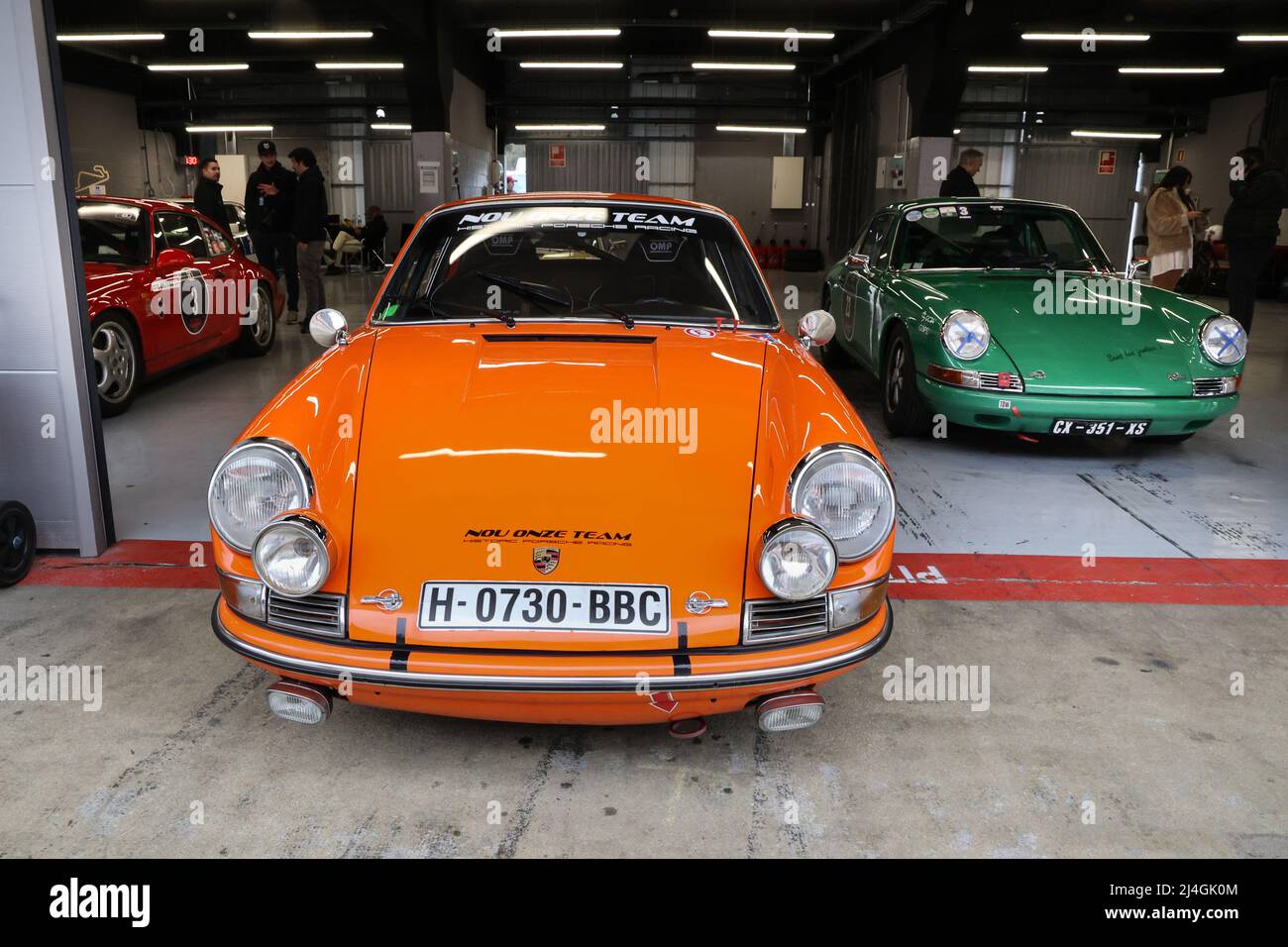 Porsche 911 Rennwagen in Team-Garage am historischen Rennevent Espiritu de Montjuic auf dem Circuit de Catalonia in Barcelona, Spanien am 4/22 Stockfoto