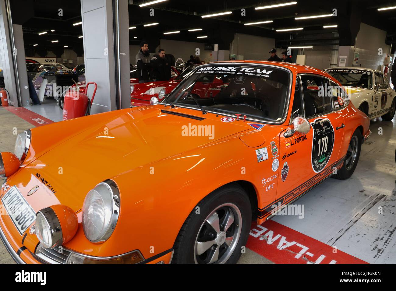 Porsche 911 Rennwagen in Team-Garage am historischen Rennevent Espiritu de Montjuic auf dem Circuit de Catalonia in Barcelona, Spanien am 4/22 Stockfoto