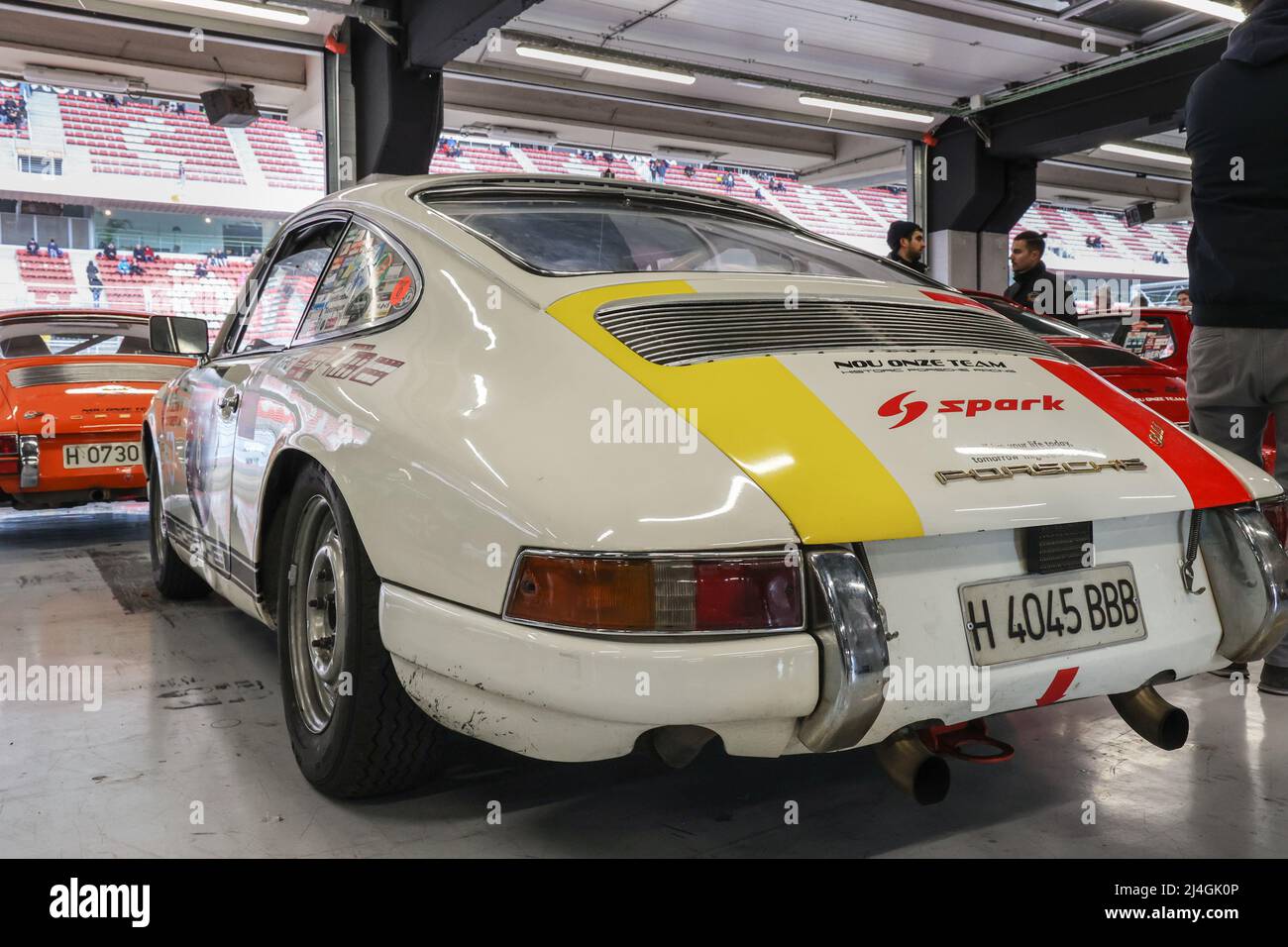 Porsche 911 Rennwagen in Team-Garage am historischen Rennevent Espiritu de Montjuic auf dem Circuit de Catalonia in Barcelona, Spanien am 4/22 Stockfoto