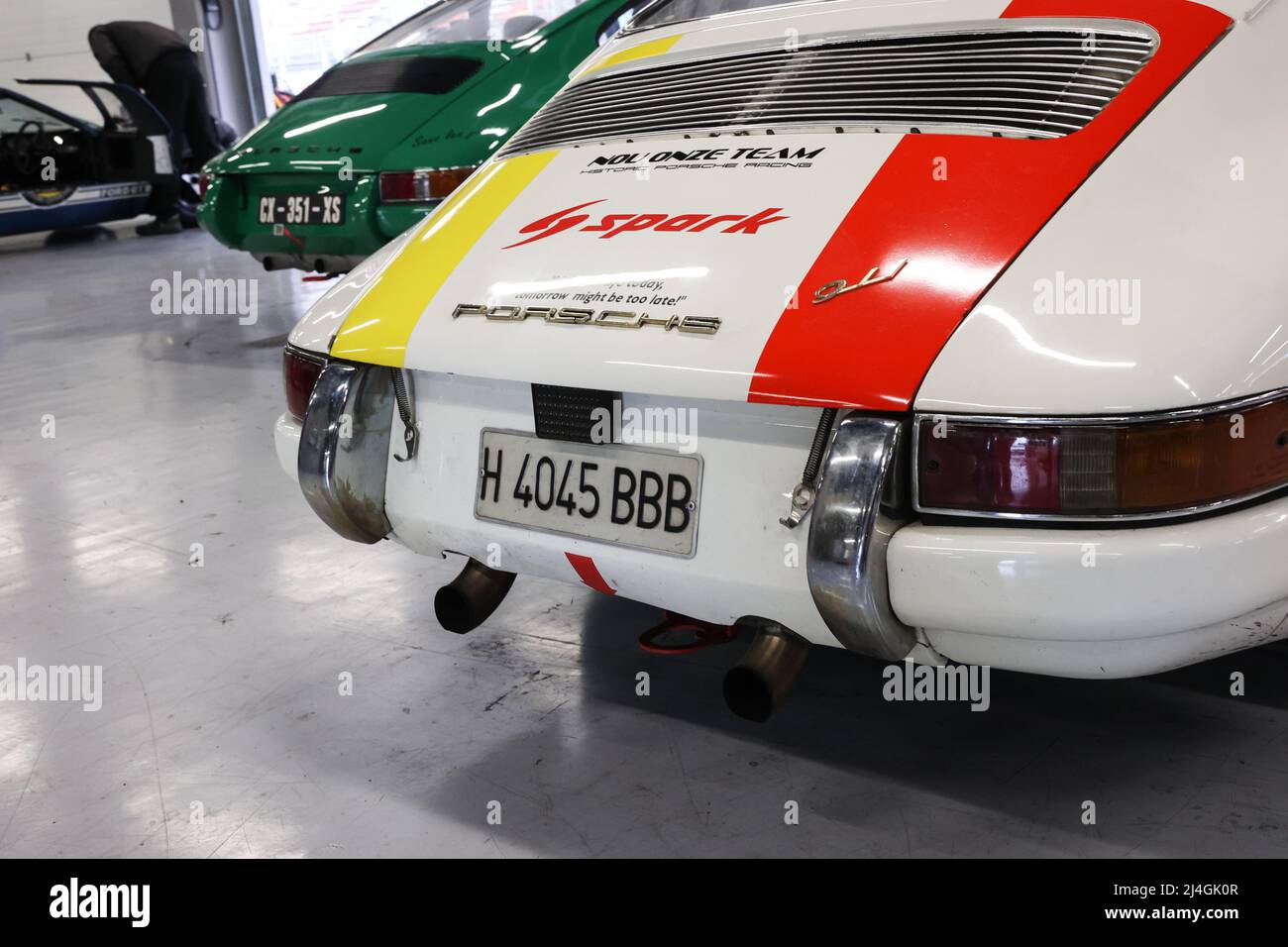 Porsche 911 Rennwagen in Team-Garage am historischen Rennevent Espiritu de Montjuic auf dem Circuit de Catalonia in Barcelona, Spanien am 4/22 Stockfoto