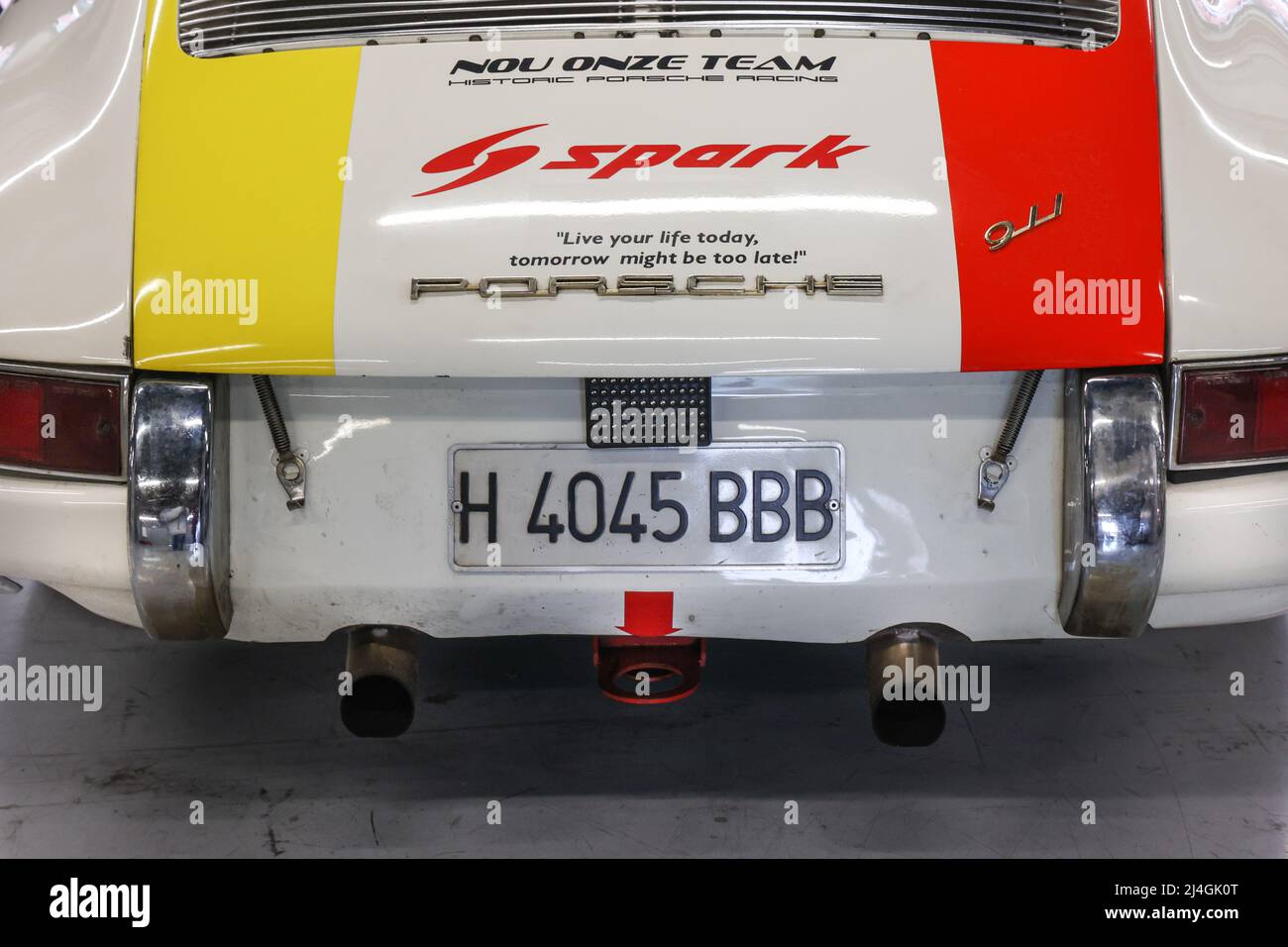 Porsche 911 Rennwagen in Team-Garage am historischen Rennevent Espiritu de Montjuic auf dem Circuit de Catalonia in Barcelona, Spanien am 4/22 Stockfoto
