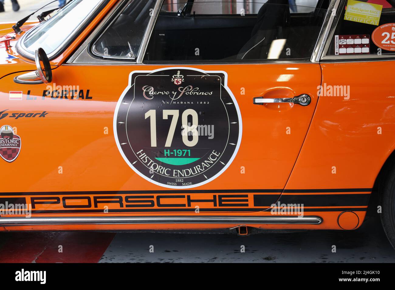 Porsche 911 Rennwagen in Team-Garage am historischen Rennevent Espiritu de Montjuic auf dem Circuit de Catalonia in Barcelona, Spanien am 4/22 Stockfoto