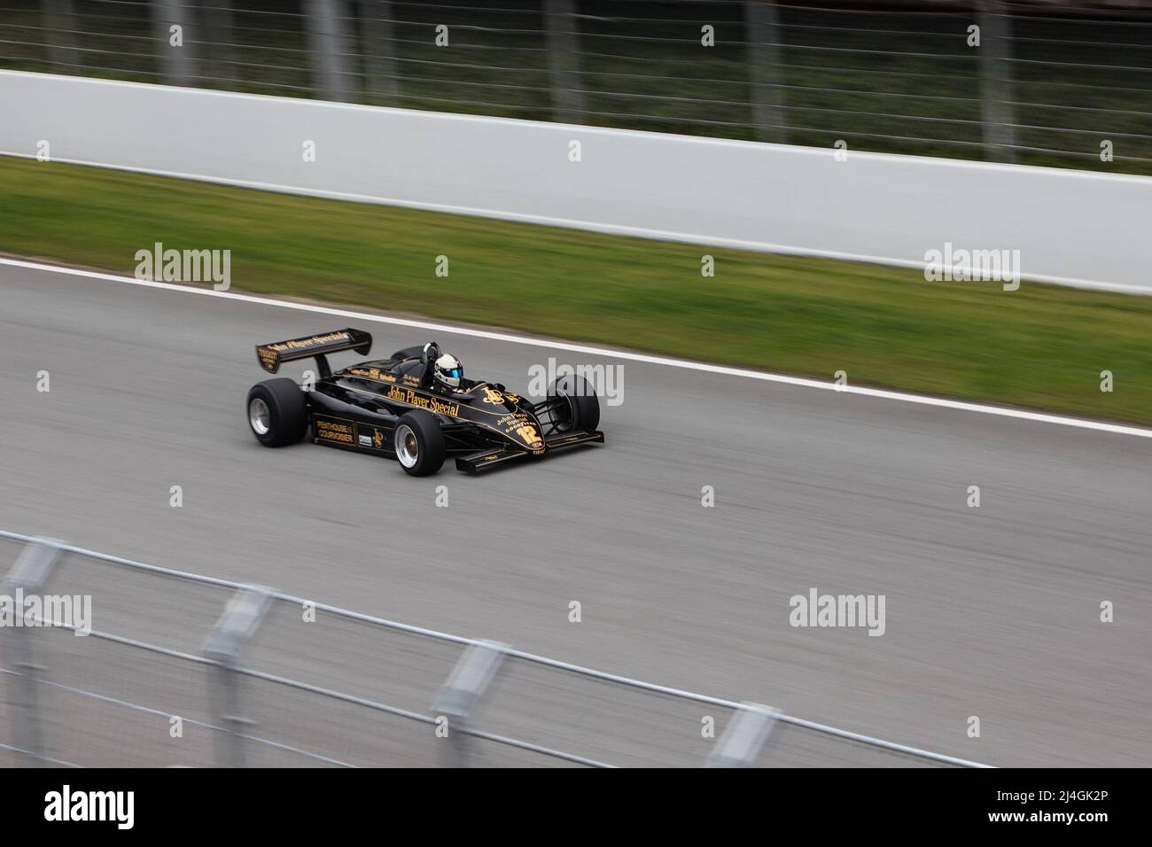 1982 Lotus 91 JPS Formel-1-Auto, das am 4/2022 am Masters Racing Legends-Rennen auf dem Circuit de Barcelona, Katalonien, Spanien teilnimmt Stockfoto