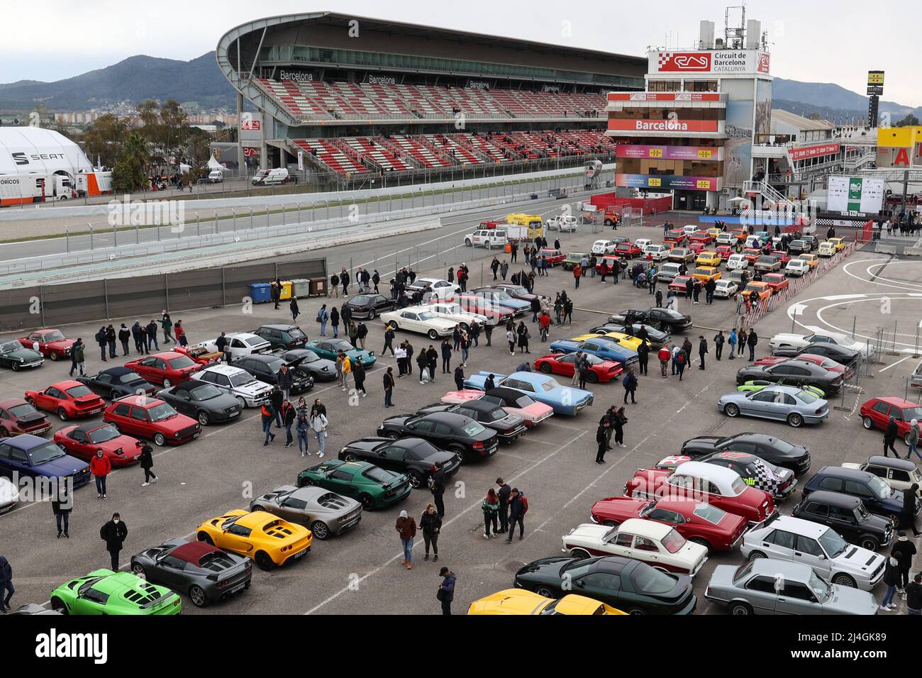 Sammlung von privaten Oldtimern aus den Jahren 1960s, 1970s und 1980s auf dem Circuit of Catalonia in Barcelona, Spanien Stockfoto