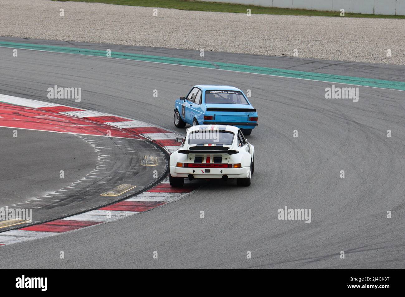 Ford Escort RS2000 und Porsche 911 3,0 RS im Rennen der 80er Jahre in Espiritu de Montjuic, Barcelona, Spanien 2/3/2022 Stockfoto