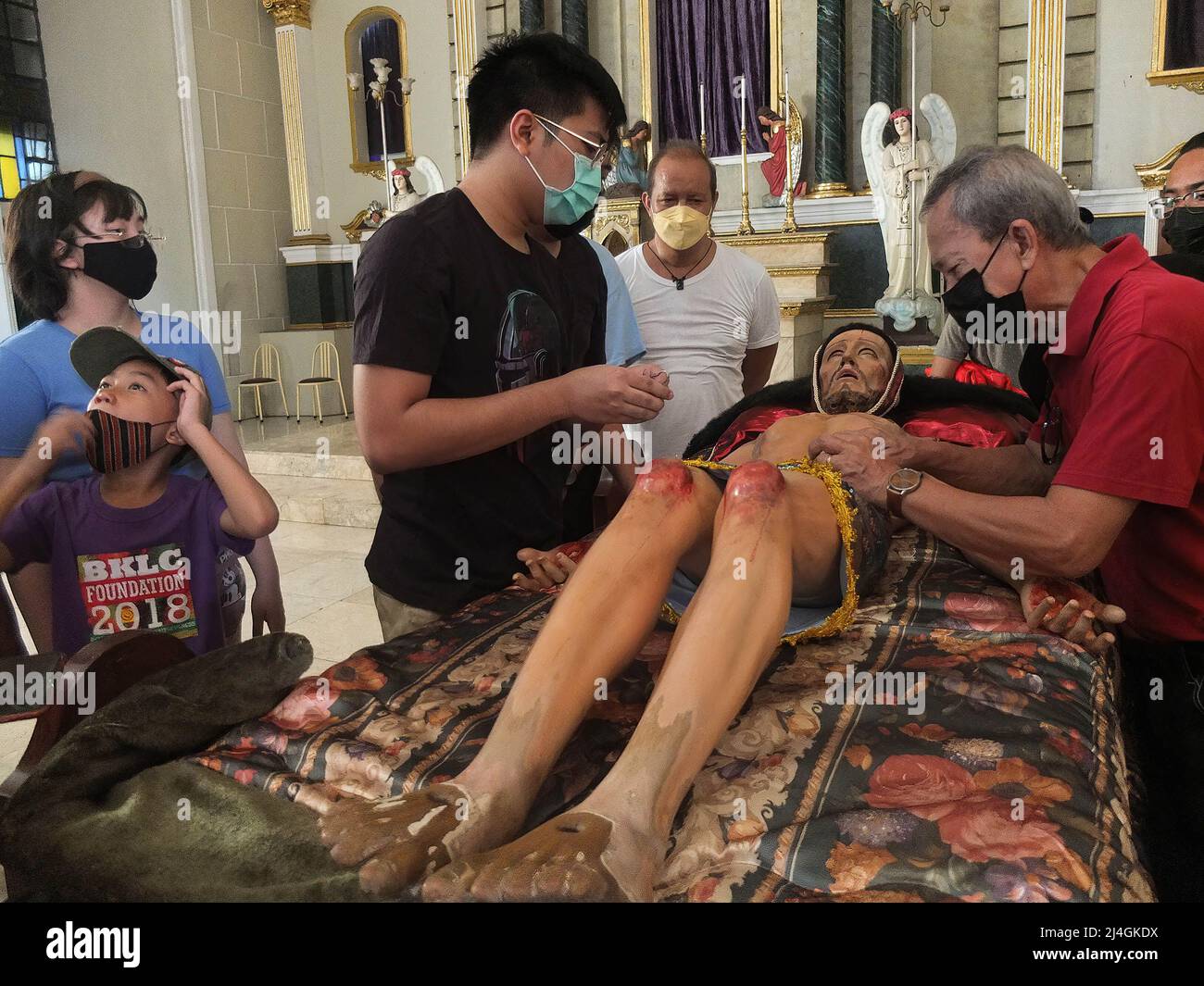 Malabon, Philippinen. 15. April 2022. Die Familie Guillen, Besitzer des Santo Entierro, hat die Nachbildung fixiert. Die Selbstgeißelung der Männer in Navotas-Stadt wird als ein Akt der Buße angenommen, um die Sünden und die Kreuzigung von Sto wegzuwaschen. Die lebensgroße Replik von Entierro in Malabon City sind Traditionen und Rituale, die von den Vorfahren während der spanischen Kolonisation auf den Philippinen geerbt wurden. Kredit: SOPA Images Limited/Alamy Live Nachrichten Stockfoto