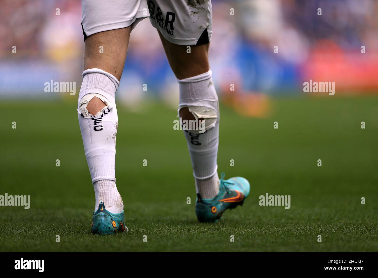 Löcher in den Socken von Viktor Gyokeres aus Coventry City während des Sky Bet Championship-Spiels in St. Andrew's, Birmingham. Bilddatum: Freitag, 15. April 2022. Stockfoto