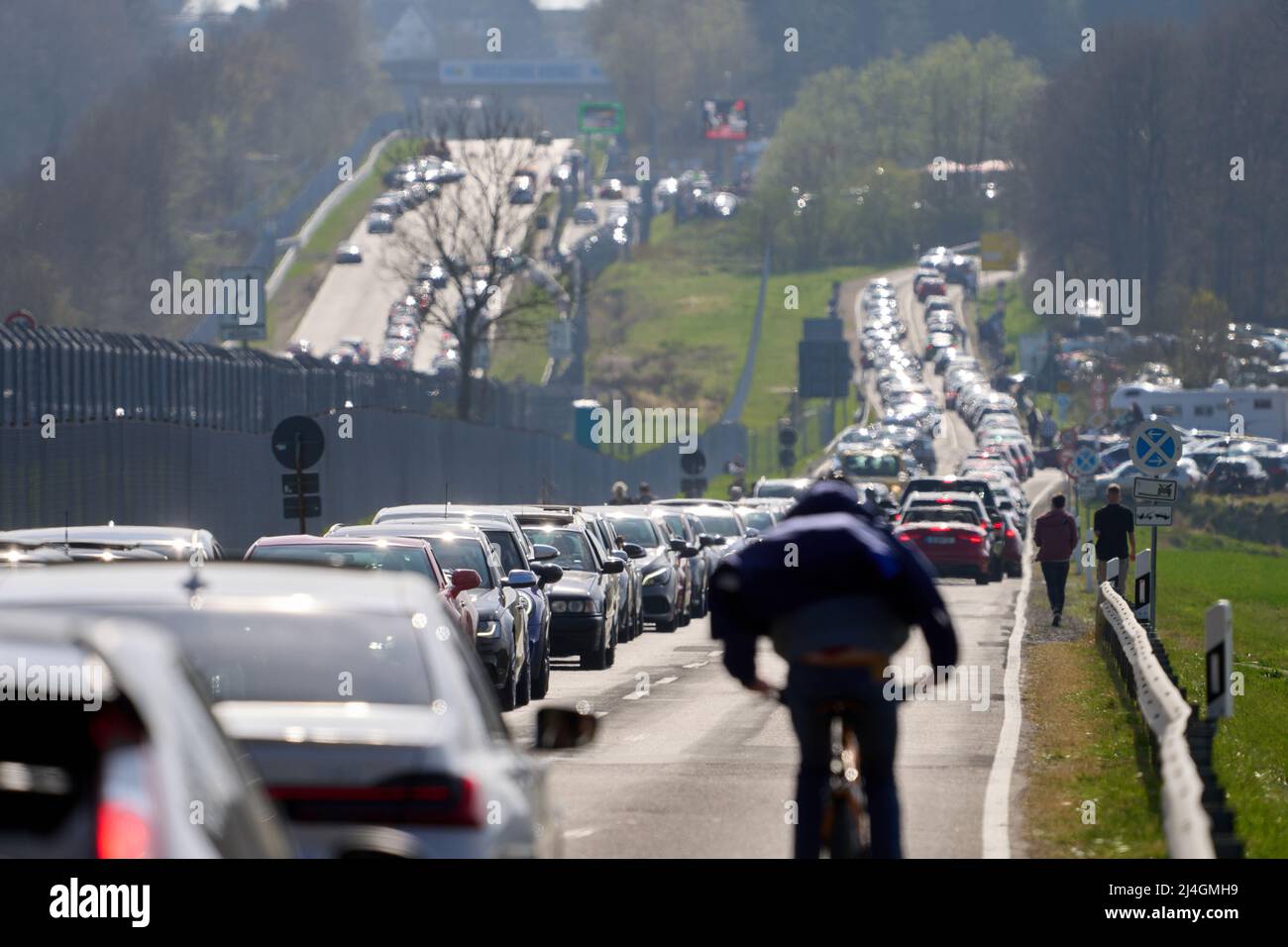 15. April 2022, Rheinland-Pfalz, Nürburg: Autos stehen auf einer Landstraße  parallel zur Nürburgring Nordschleife. Car-Friday, der Saisonauftakt für  Autofans, führte auch aufgrund des guten Wetters zu einem riesigen  Verkehrschaos rund um die