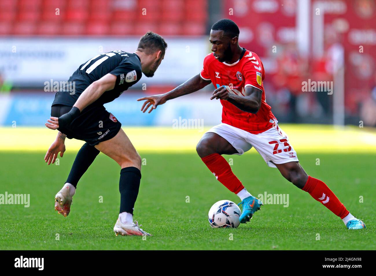 Charlton Athletic's Corey Blackett-Taylor (rechts) und Morecambe's Dylan Connolly kämpfen während des Sky Bet League One-Spiels im Londoner Valley um den Ball. Bilddatum: Freitag, 15. April 2022. Stockfoto