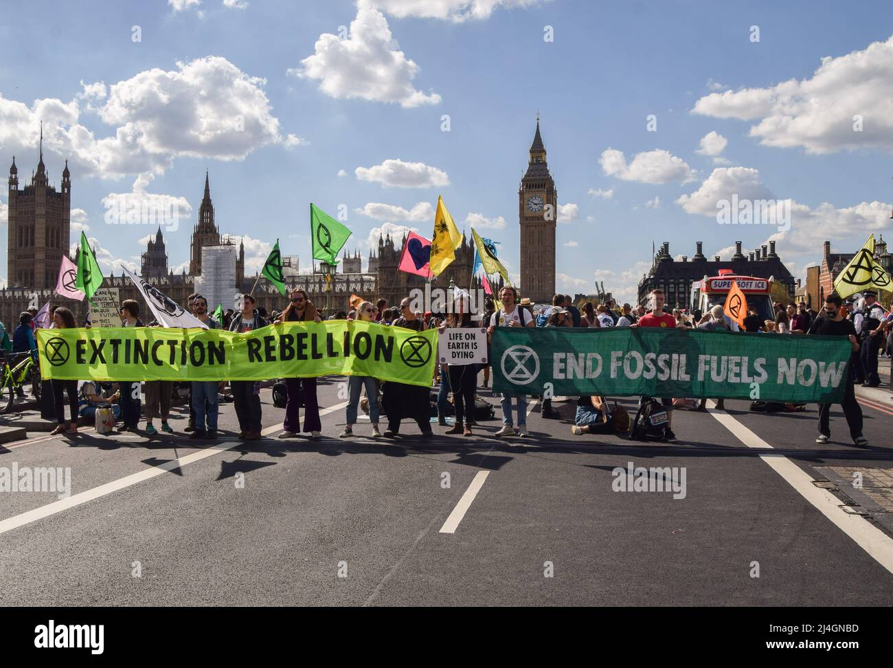 London, Großbritannien, 15.. April 2022. Demonstranten auf der Westminster Bridge. Die Demonstranten des Extinction Rebellion blockierten vier Brücken im Zentrum von London, während sie die Regierung weiterhin dazu aufrufen, fossile Brennstoffe zu beenden und gegen die ökologische und Klimakrise zu handeln. Kredit: Vuk Valcic/Alamy Live Nachrichten Stockfoto