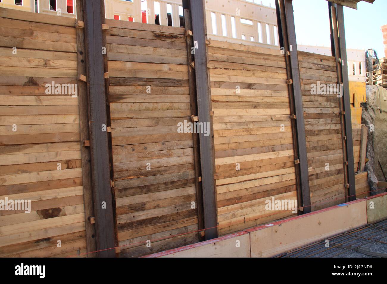 Die Grube ist mit Eisenträgern und Holz gegen Einstürzungen gesichert Stockfoto