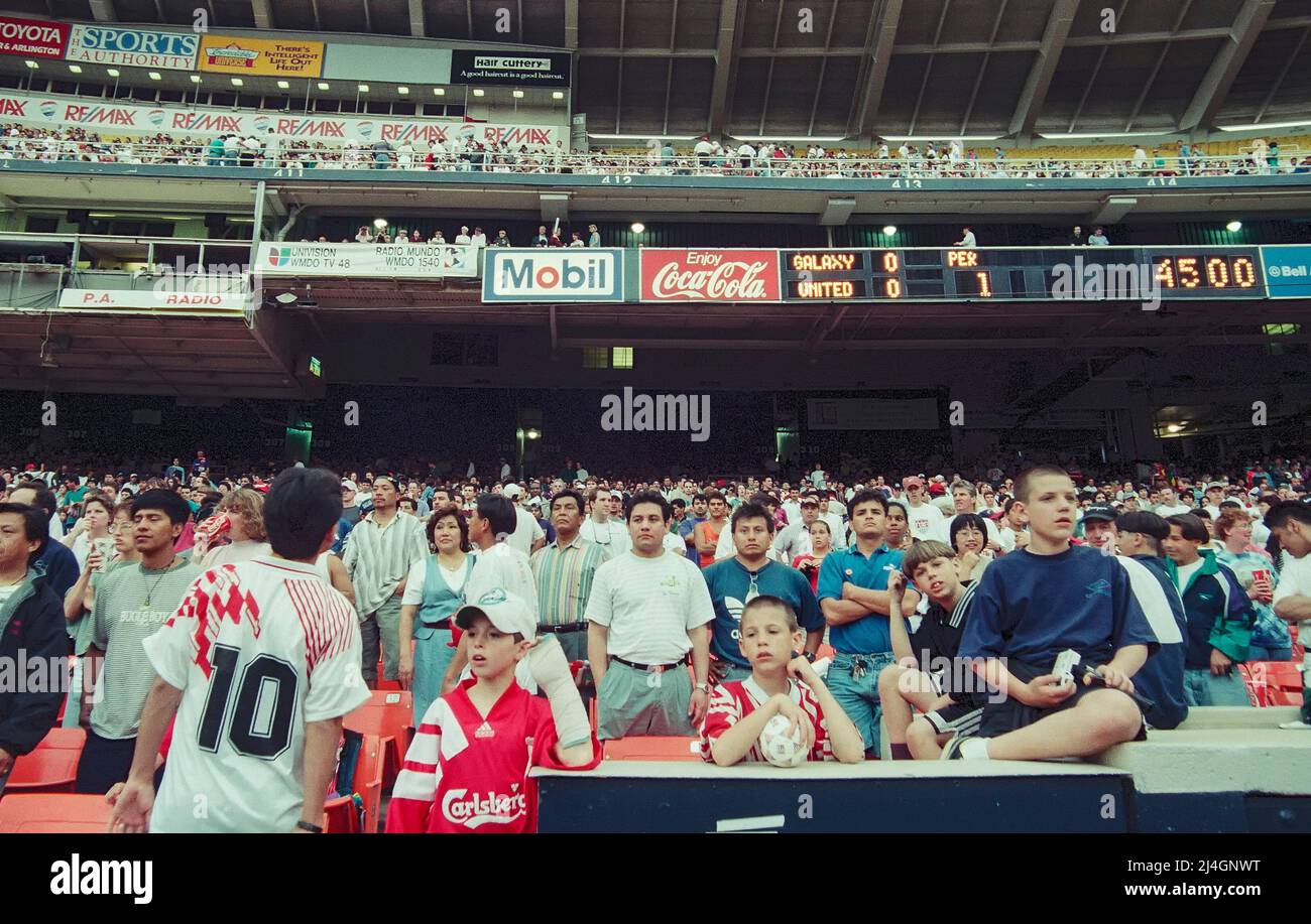 20. April 1996: Fans des ersten MLS-Fußballmatches im RFK-Stadion in Washington, DC, zwischen der Los Angles Galaxy und DC United. Stockfoto