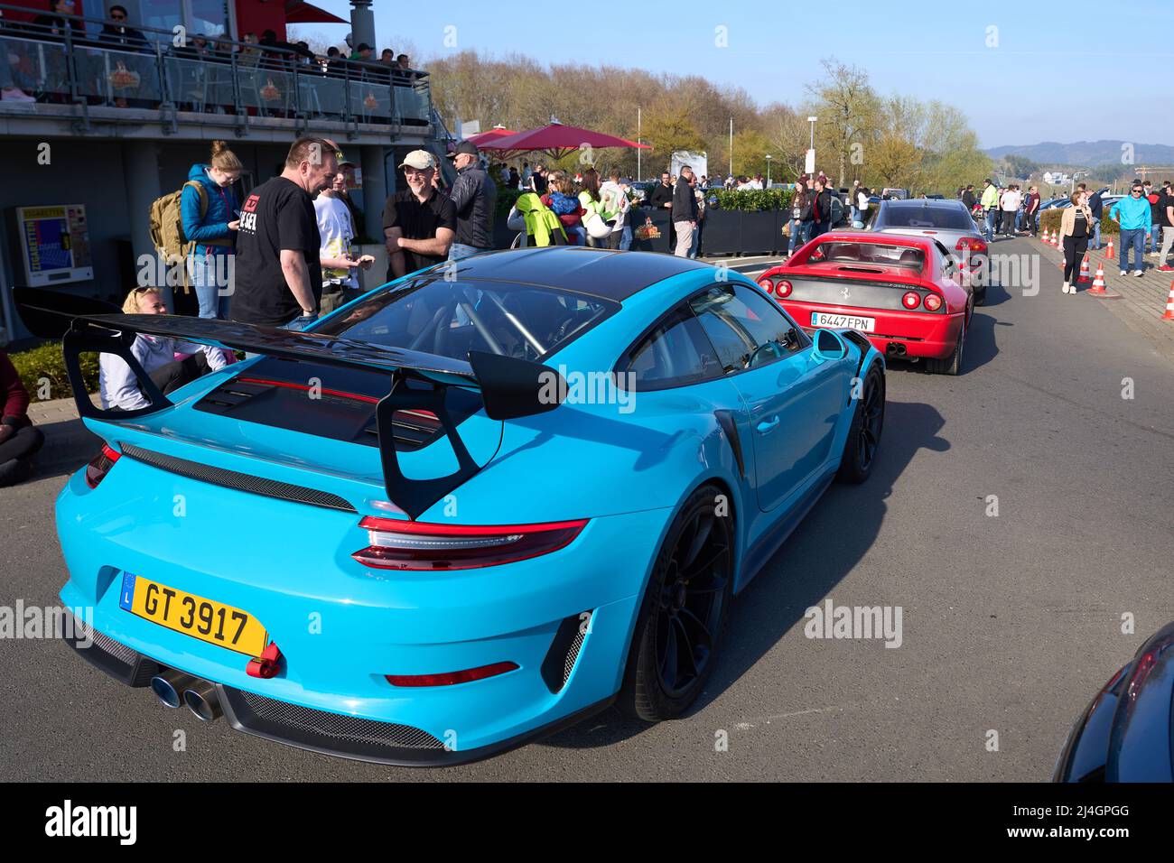 15. April 2022, Rheinland-Pfalz, Nürburg: Sportwagen-Fahrer treffen sich auf der Zubringerstraße zur Nürburgring-Nordschleife. Auch der Car-Friday, der Saisonauftakt für Autofans, führte aufgrund des guten Wetters zu einem riesigen Verkehrschaos rund um die Eifel-Rennstrecke. Foto: Thomas Frey/dpa Stockfoto