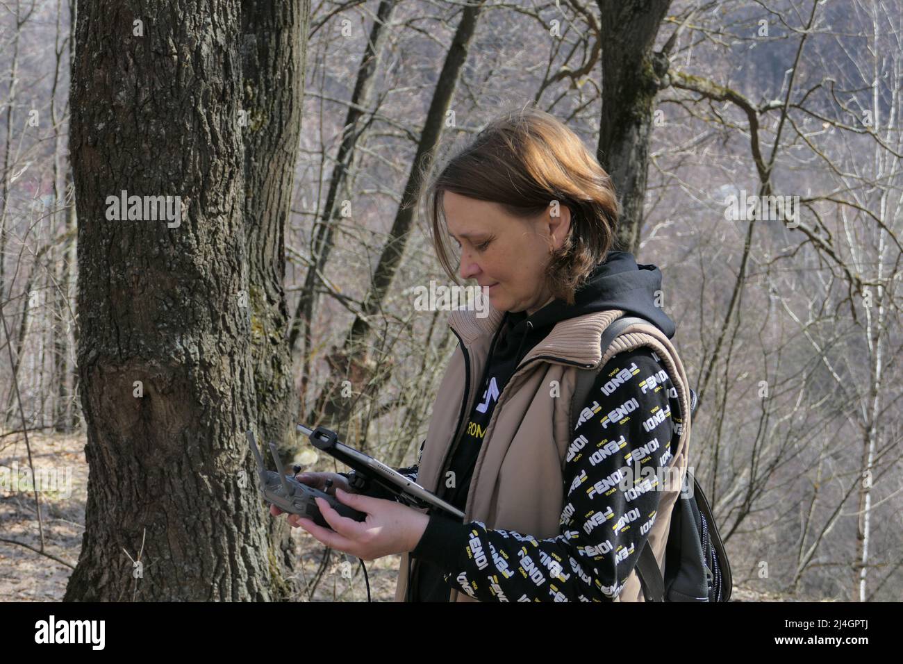 Nischni Nowgorod, Russland, Raspberry Ridge Nature Reserve, 13.04.2022. Mädchen, reist und kontrolliert eine Drohne im Wald im Freien. Hochwertige Fotos Stockfoto